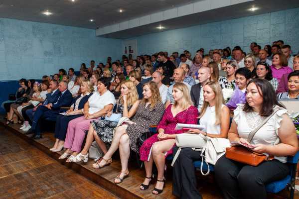 Праздничное мероприятие собрало около 100 ветеранов треста