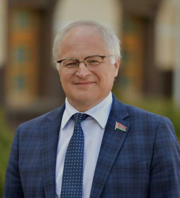 Благодаря женщинам от поколения к поколению передаются такие главные ценности как мир, любовь и верность Родине. В этом – ваша особая роль в жизни каждой семьи, государства и общества в целом