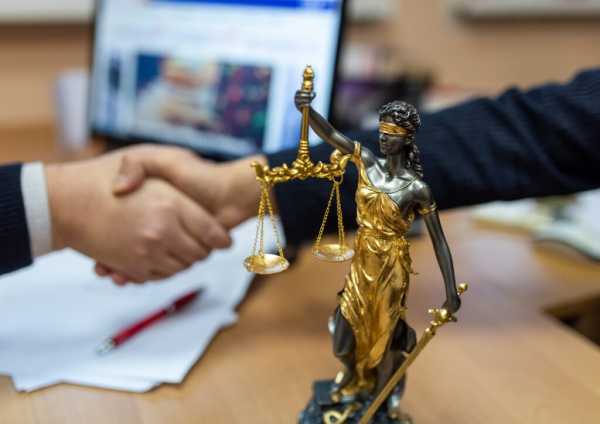 РАБОТНИКА ПРИВЛЕКЛИ К ДИСЦИПЛИНАРНОЙ ОТВЕТСТВЕННОСТИ ЗА ОТКАЗ ВЕЗТИ ДЕТЕЙ В БАССЕЙН. НА ЗАЩИТУ ВСТАЛ ПРОФСОЮЗ 