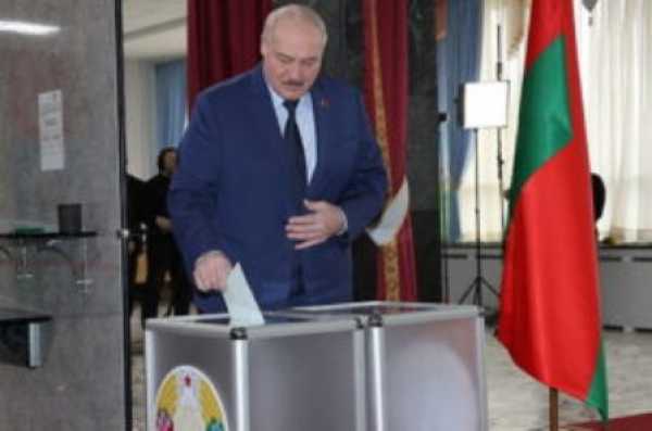 АЛЕКСАНДР ЛУКАШЕНКО ПРОГОЛОСОВАЛ НА РЕФЕРЕНДУМЕ ПО ИЗМЕНЕНИЯМ В КОНСТИТУЦИЮ