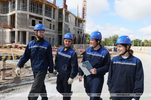 Топ сфер, где этим летом работала молодежь, назвали в Минтруда 