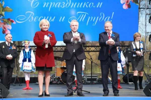 Здравствуй, Первомай! Руководство Федерации профсоюзов Беларуси, Мингорисполкома и министерств возложили цветы к стеле «Минск – город-герой»
