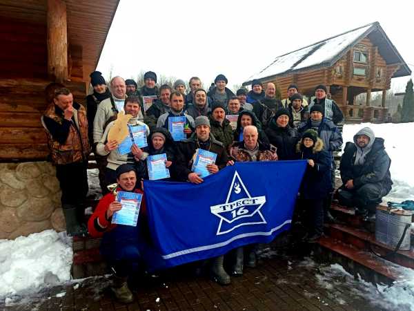 Снег и ветер не помеха настоящим рыбакам