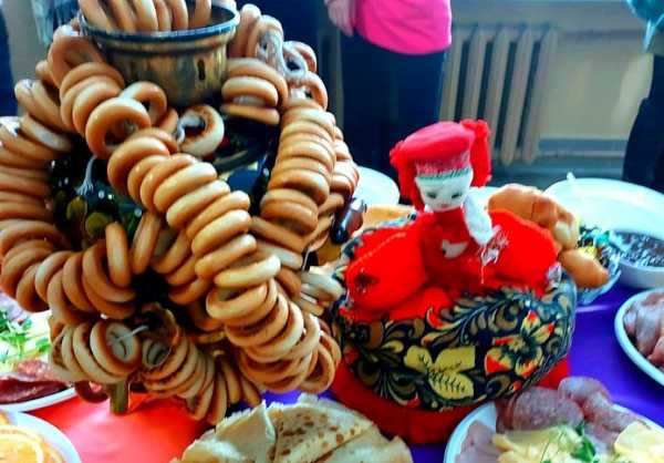 Горячий чай с блинами и праздничное поздравление